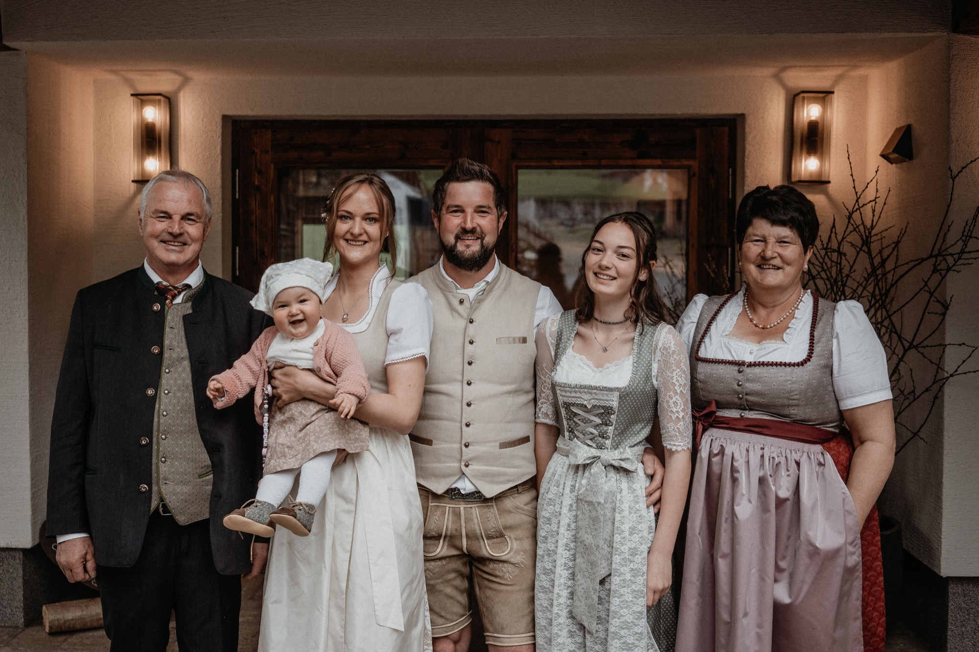 Familie Andexer vor dem Eingang des Schmiedhofguts