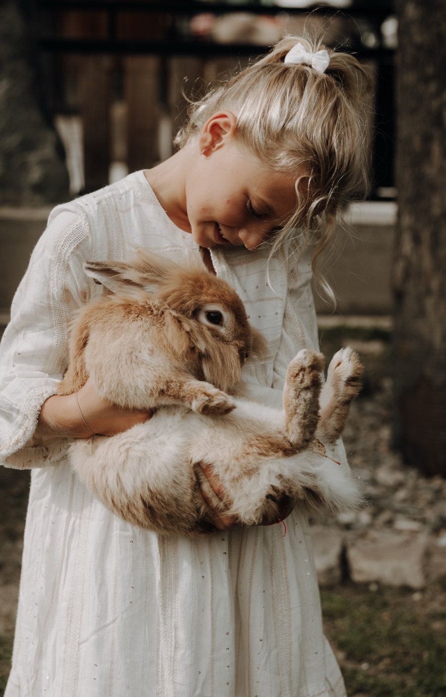 Mädchen mit Hase auf dem Arm