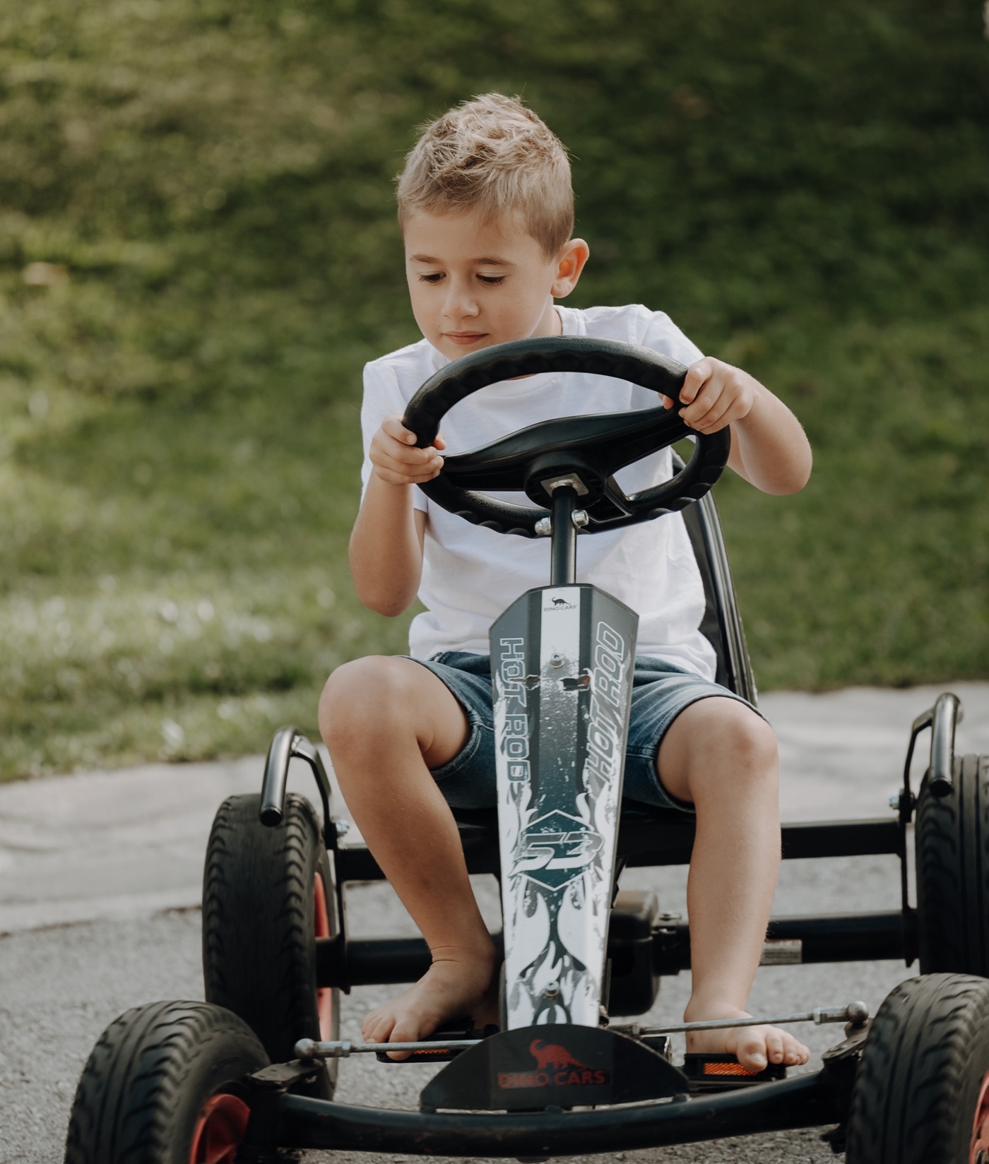 Junge fährt mit einem Gokart